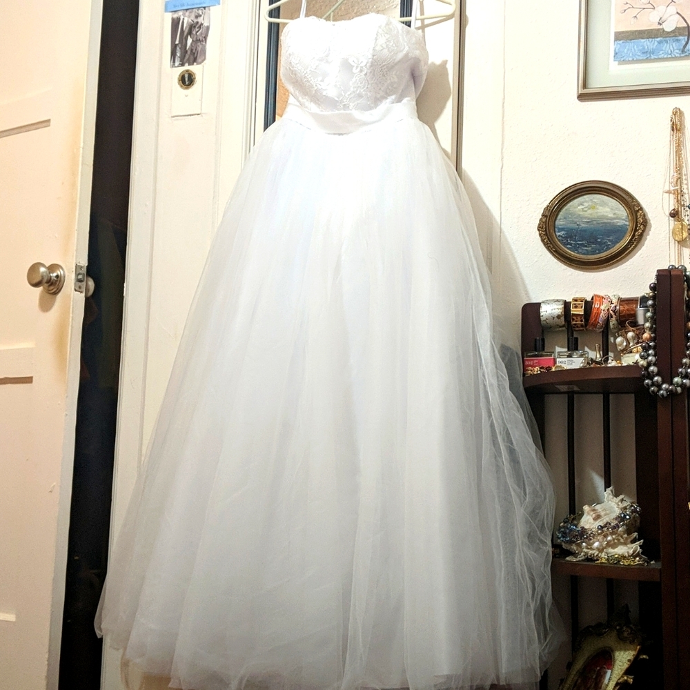 Strapless white tulle wedding dress 👰